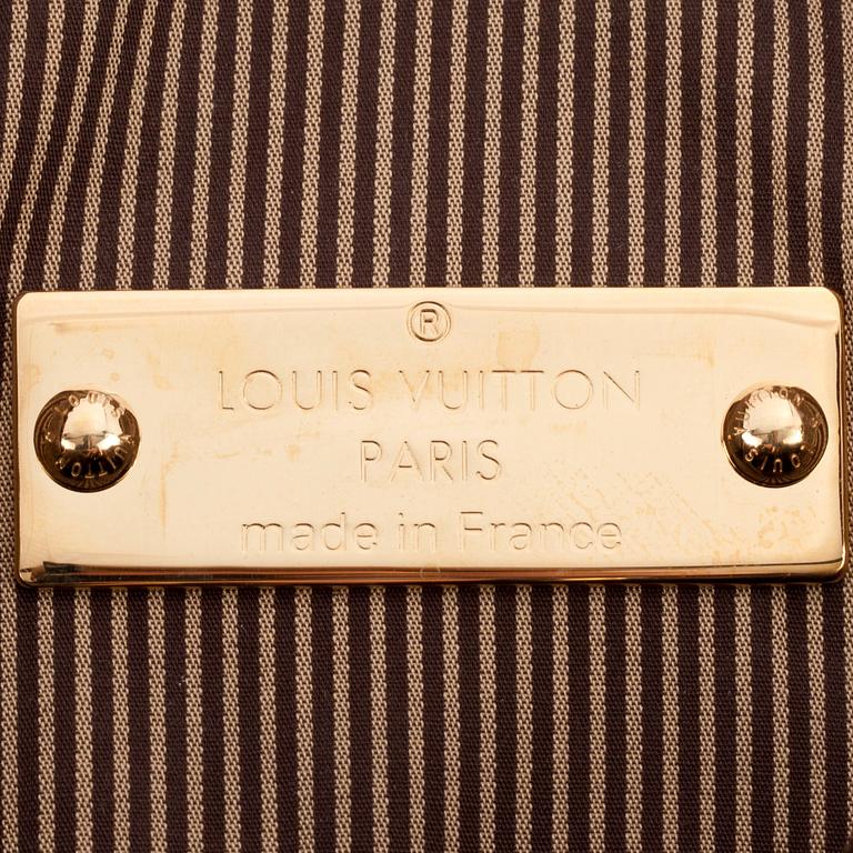 LOUIS VUITTON, a monogram canvas messenger bag.