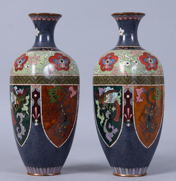 VASER, ett par, cloisonné, 1900-talets första kvartal.