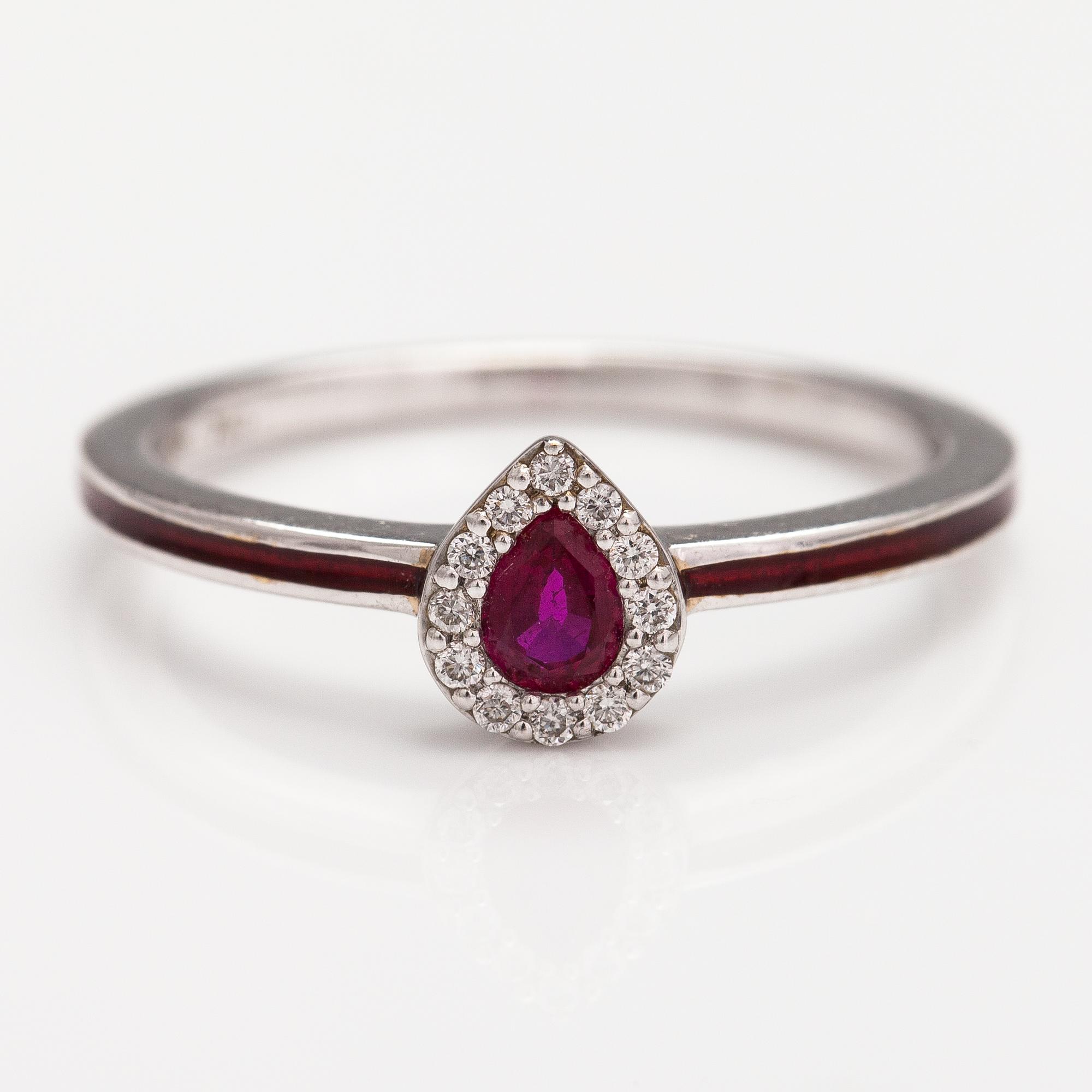 An 18K gold ring with enamel, diamonds ca. o.06 ct in total and a ruby.