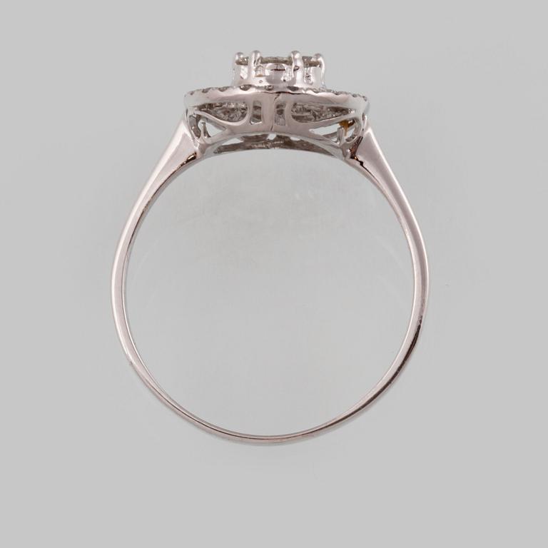 RING, 18K vitguld med briljant och baguettslipade diamanter ca 0.48 ct. Vikt 1,9 gram.