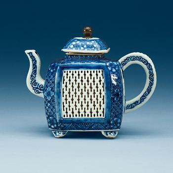 A blue and white tea pot with cover, Qing dynasty.