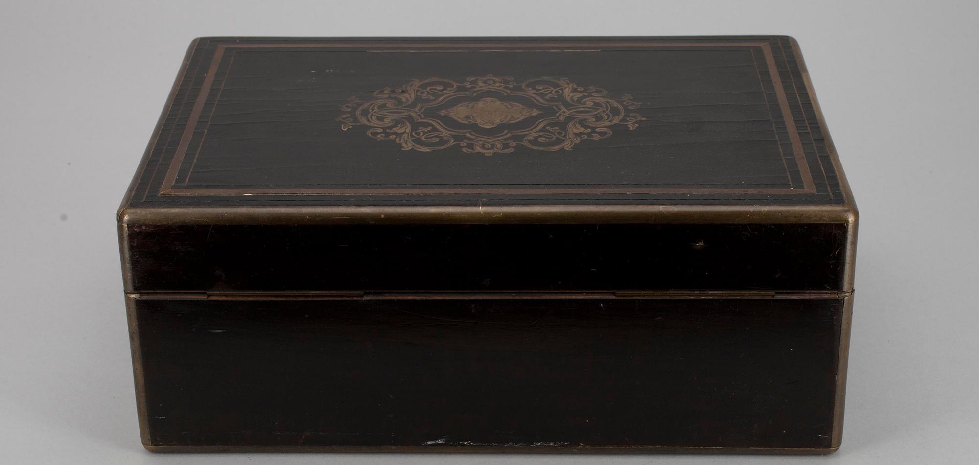 SKRIN, trä samt mässing, TOILETTETILLBEHÖR, 7 delar, silver samt glas, Frankrike 1800-tal.
