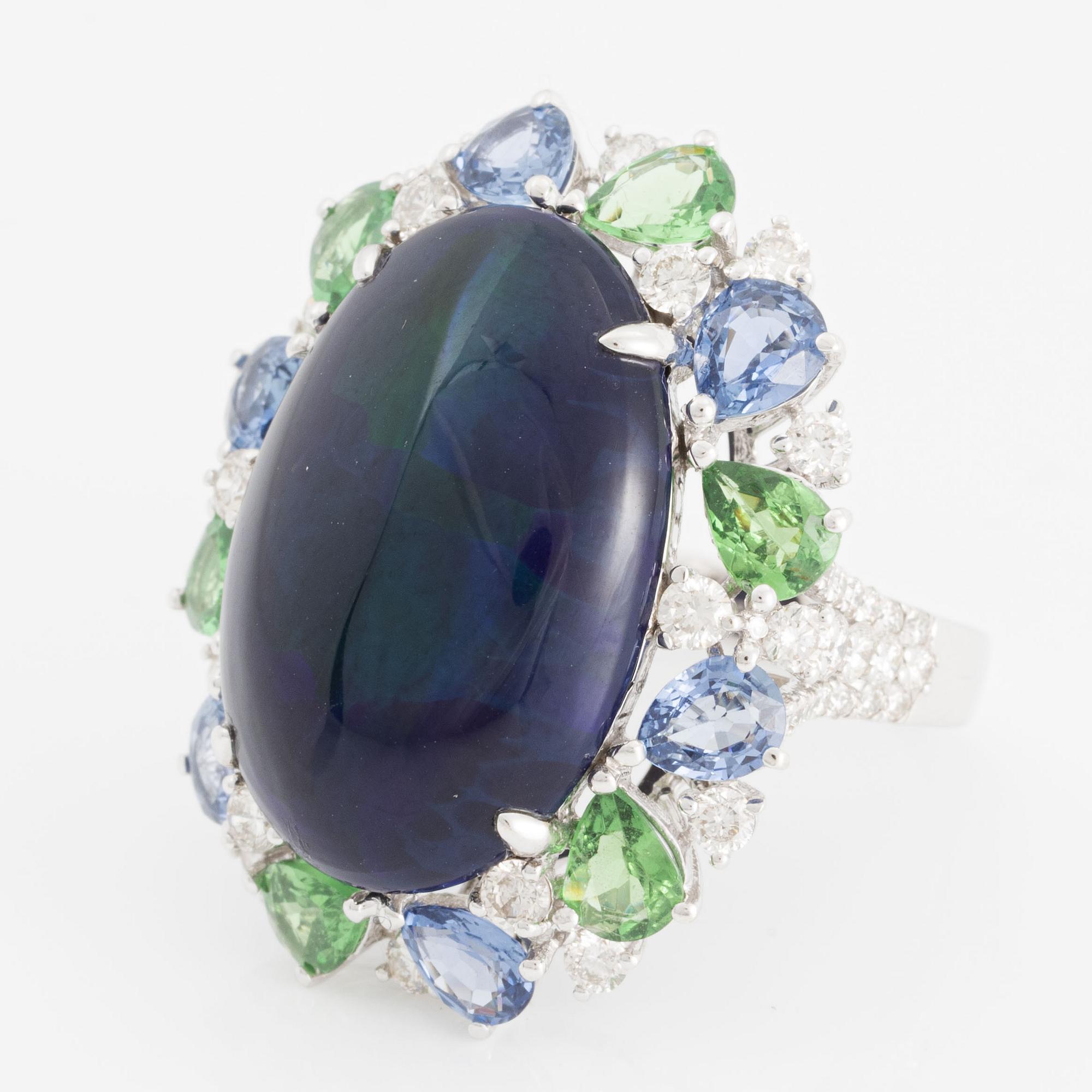Ring, 18K vitguld med opal, tsavorit, safir och briljantslipade diamanter.