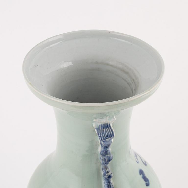 A Chinese porcelain vase, Qing dynasty, late 19th Century.