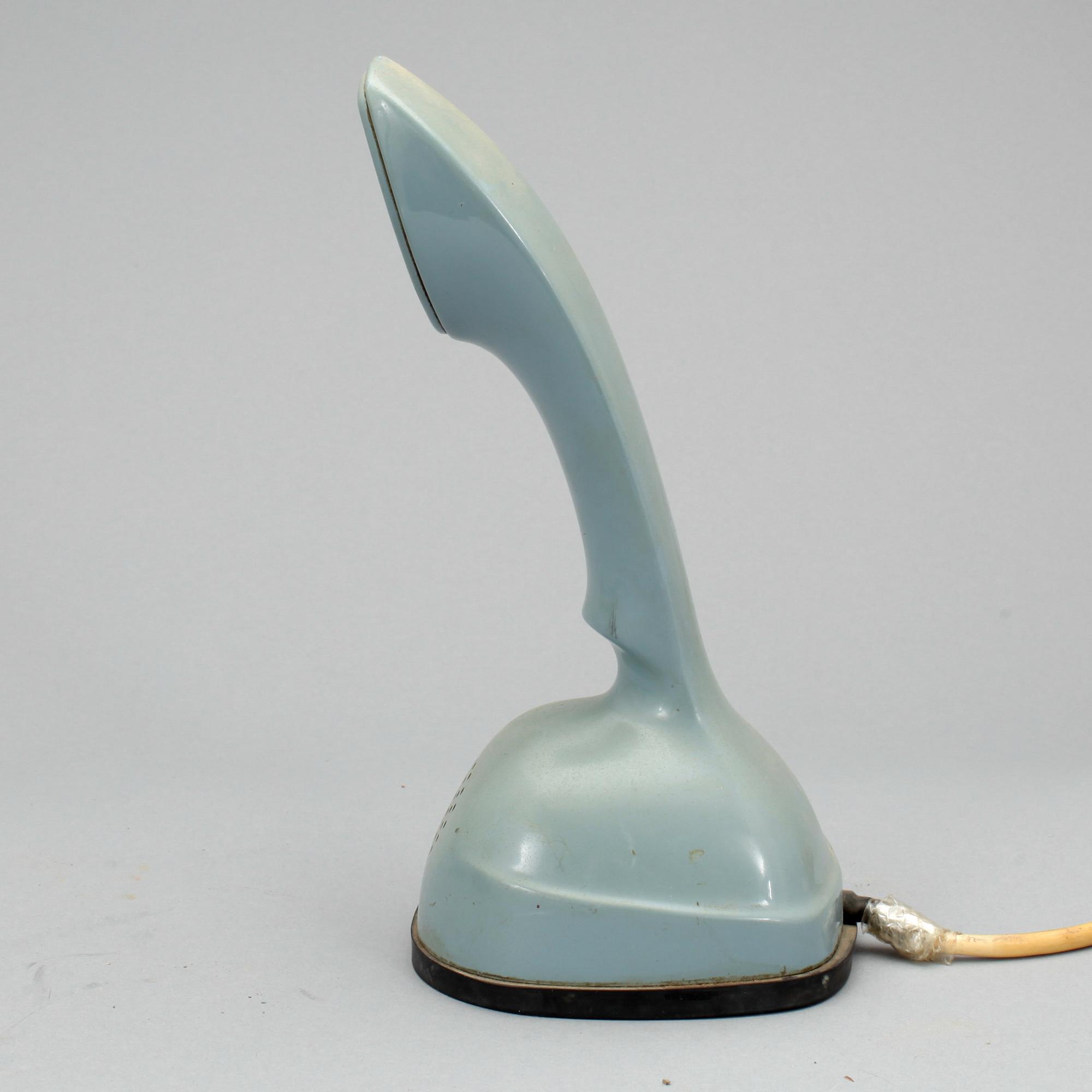 TELEFONER, 2 st,  Ericofonen, s.k. Kobratelefon. Formgiven av Blomberg, Lysell och Thames. 1953-1954.