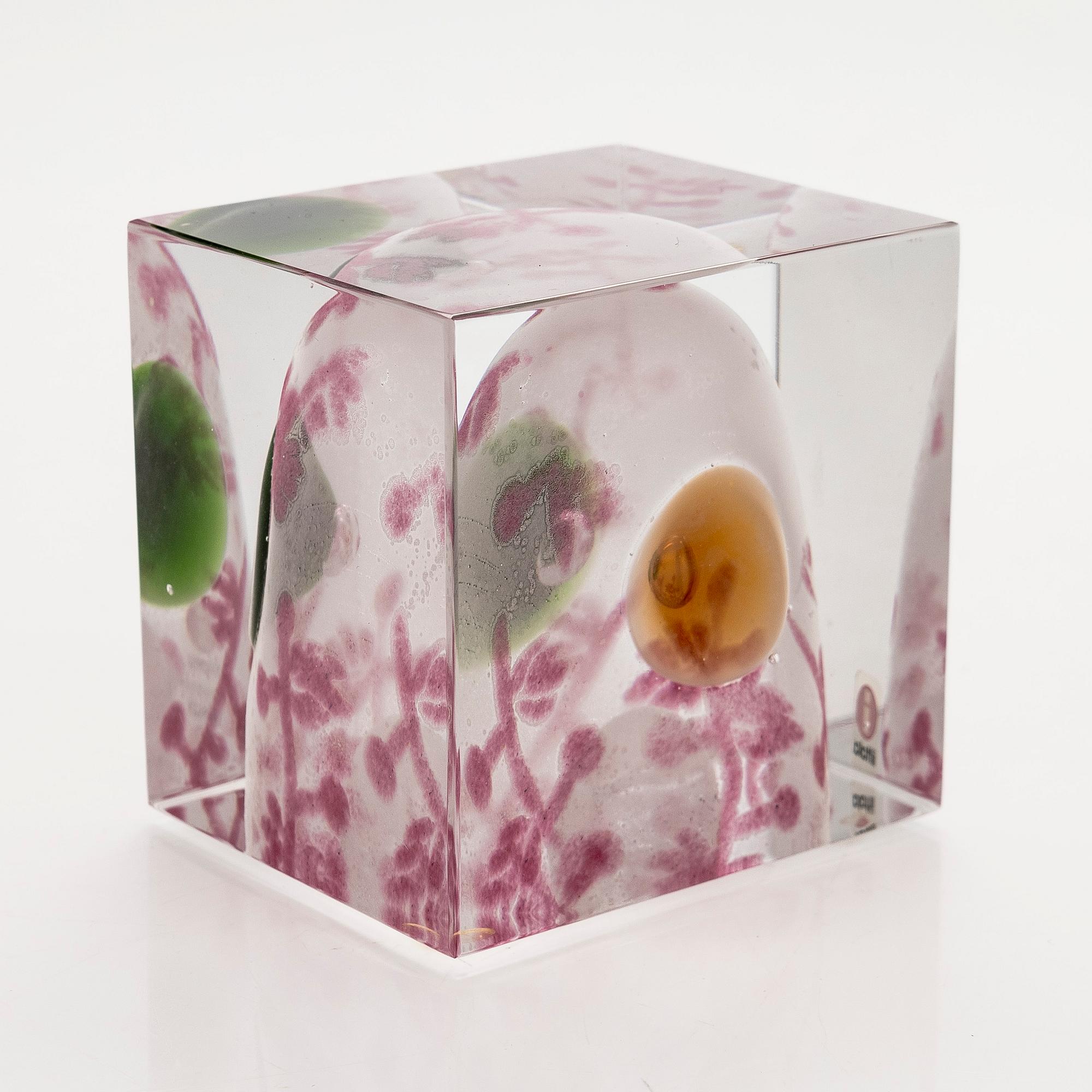Oiva Toikka, an annual glass cube, signed Oiva Toikka, Nuutajärvi 2008 and numbered 213/2000.