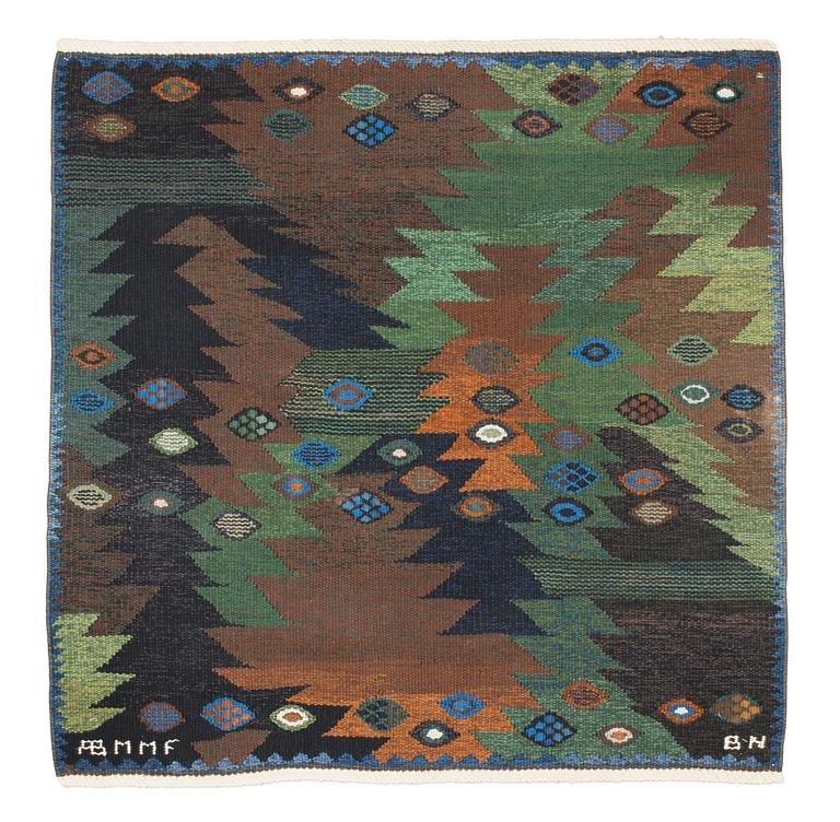 RUG. "Tånga brun och grön". Tapestry weave (gobelängteknik). 116,5 x 115 cm. Signed AB MMF BN.