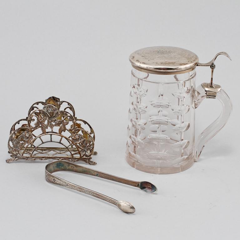 STOP, SERVETTEHÅLLARE samt TÅNG, silver och glas, Sverige samt England, 1800/1900-tal.