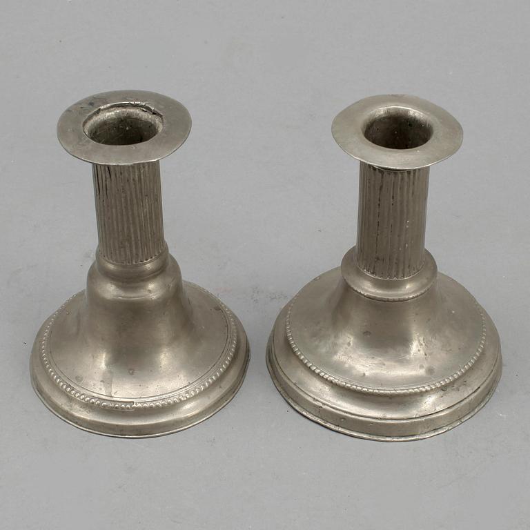 LJUSSTAKAR, 2 st snarlika, tenn, 1700/1800-tal.