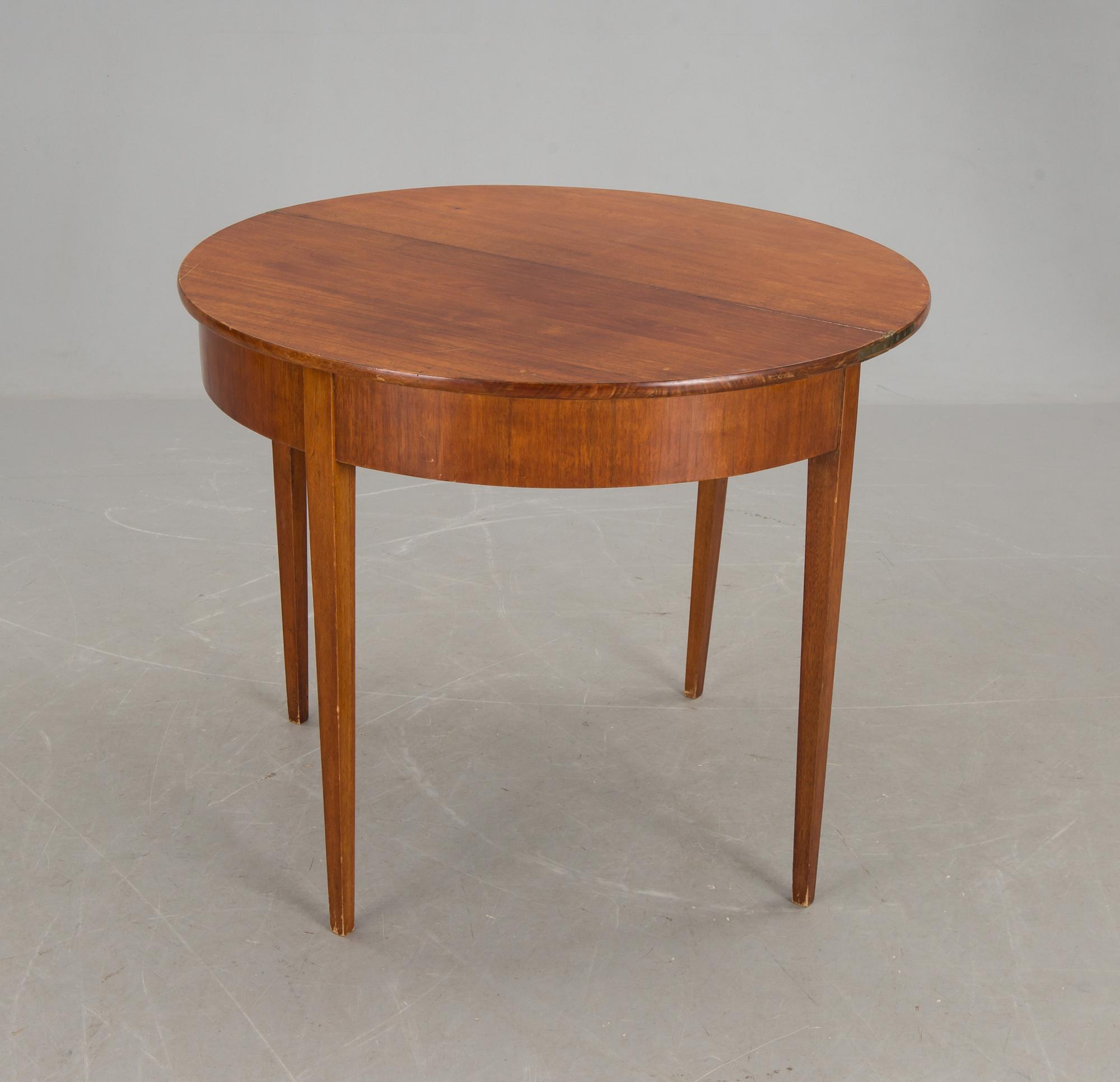 HALVMÅNEBORD, 1800-tal.