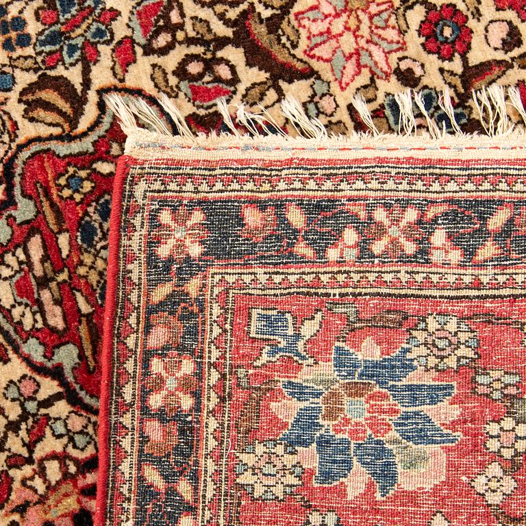 An antique Isfahan carpet ca 204x144 cm.