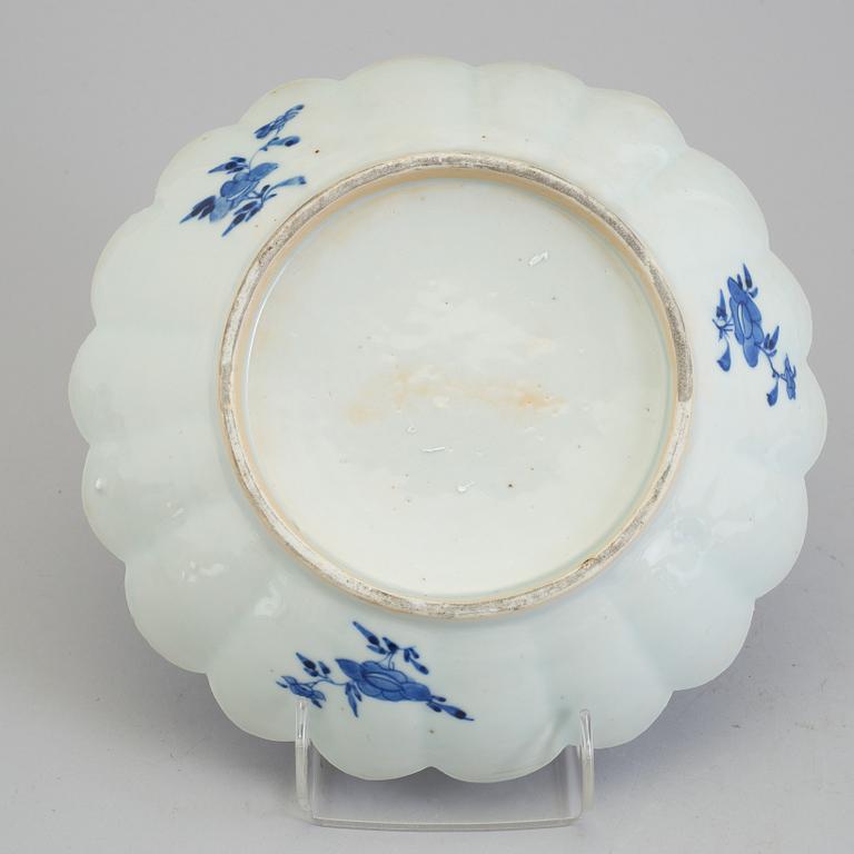 A blue and white export porcelain bowl, Qing dynasty, Jiaqing (1796-1820).