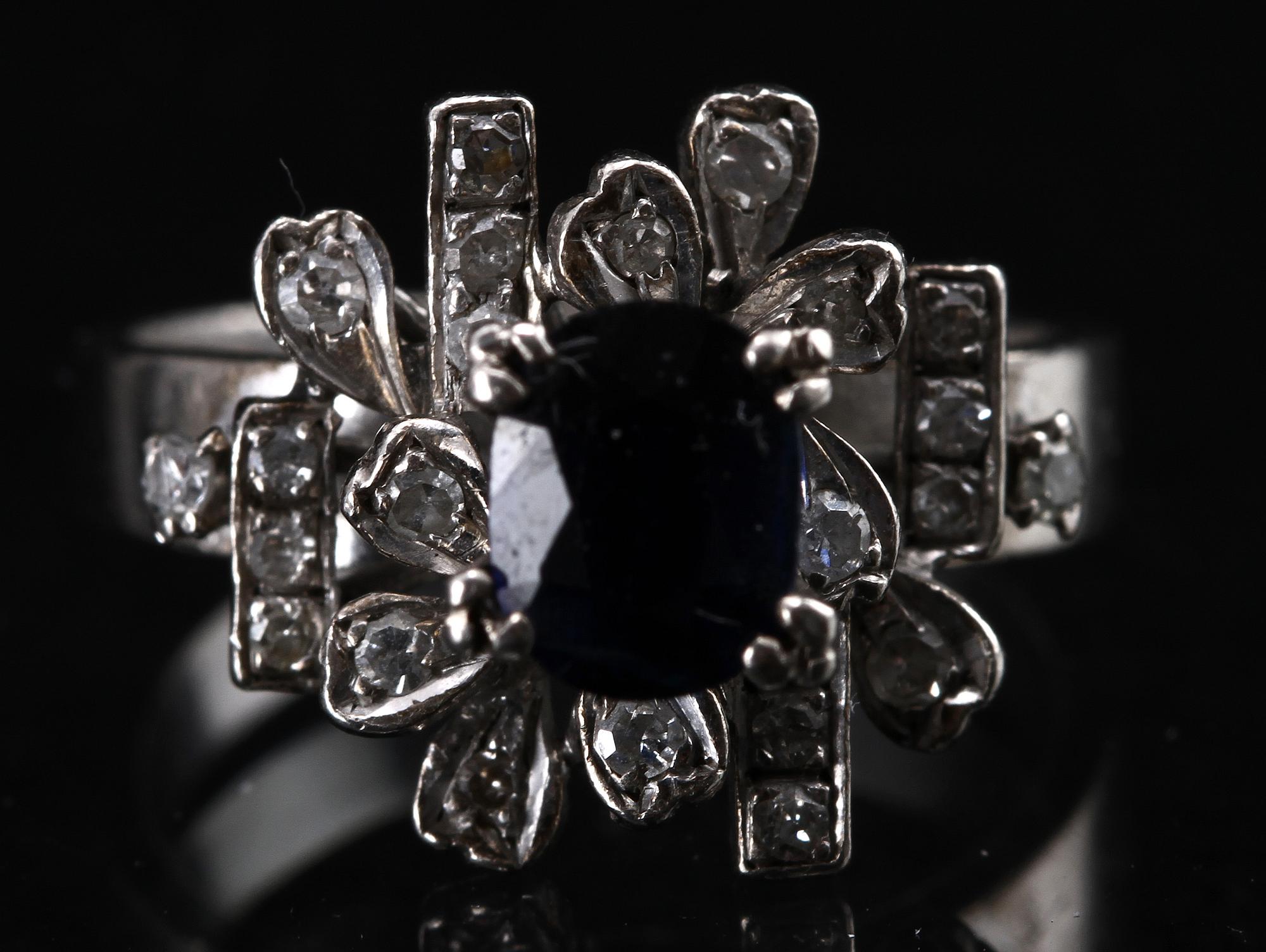 RING, 18k vitguld med briljantslipade diamanter och safir.