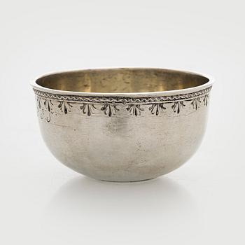 Tumlare, silver, med infällt svenskt mynt daterat 1713.