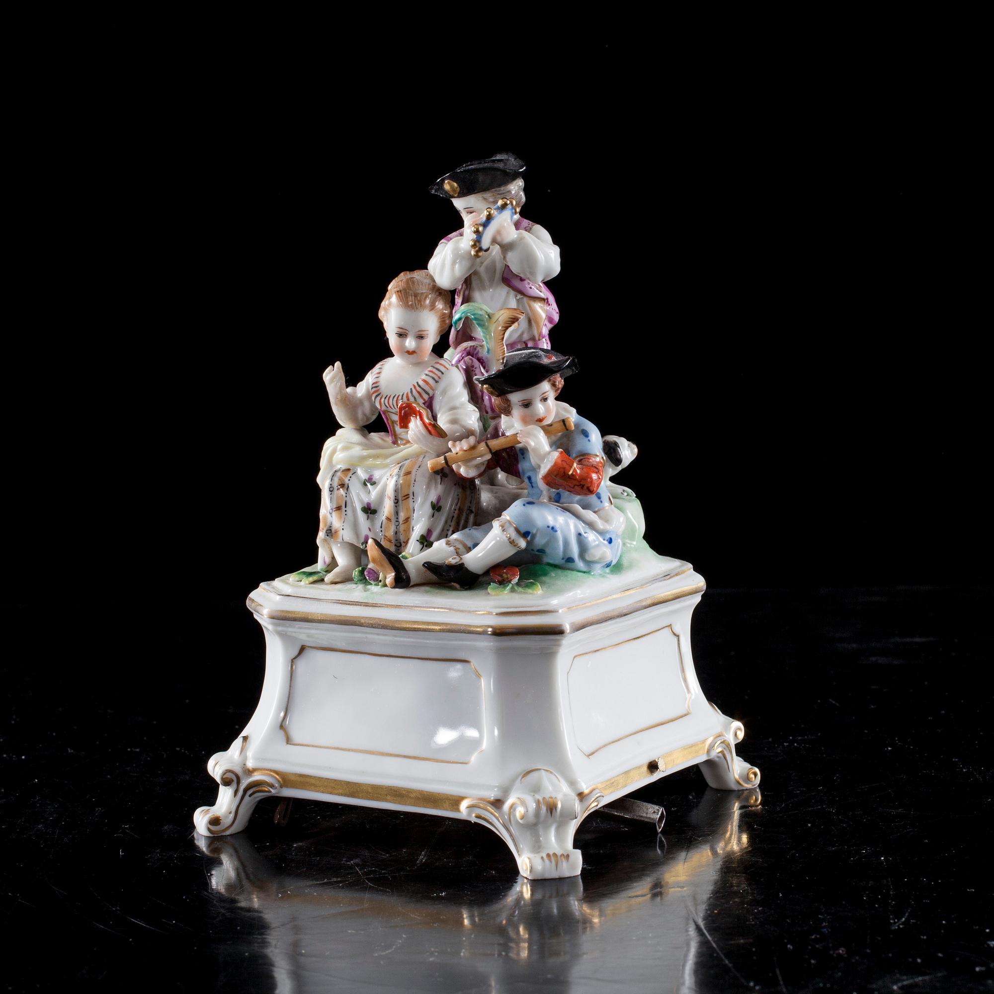 FIGURINGRUPP / SPELDOSA, porslin, Tyskland ca 1900.