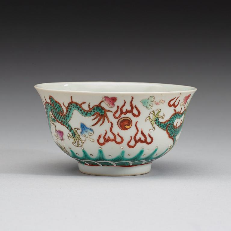 A famille verte dragon bowl, Republic. With Guangxus six characters mark in red.