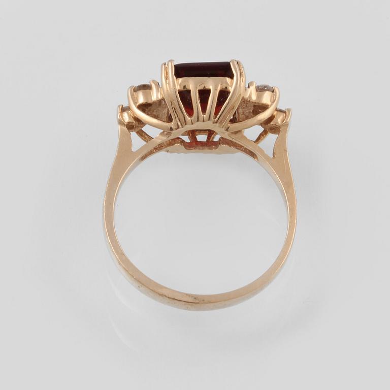 RING, 14K guld med fasettslipad granat samt 6 briljantslipade diamanter. Vikt 3,8 gram.