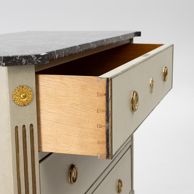 Chest of drawers, Gustavian style, first half of the 20th century.