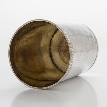 Bägare, silver, mästarstämpel OWL, 1700-talets mitt, gravyr daterad  1760. Oidentifierad mästare.