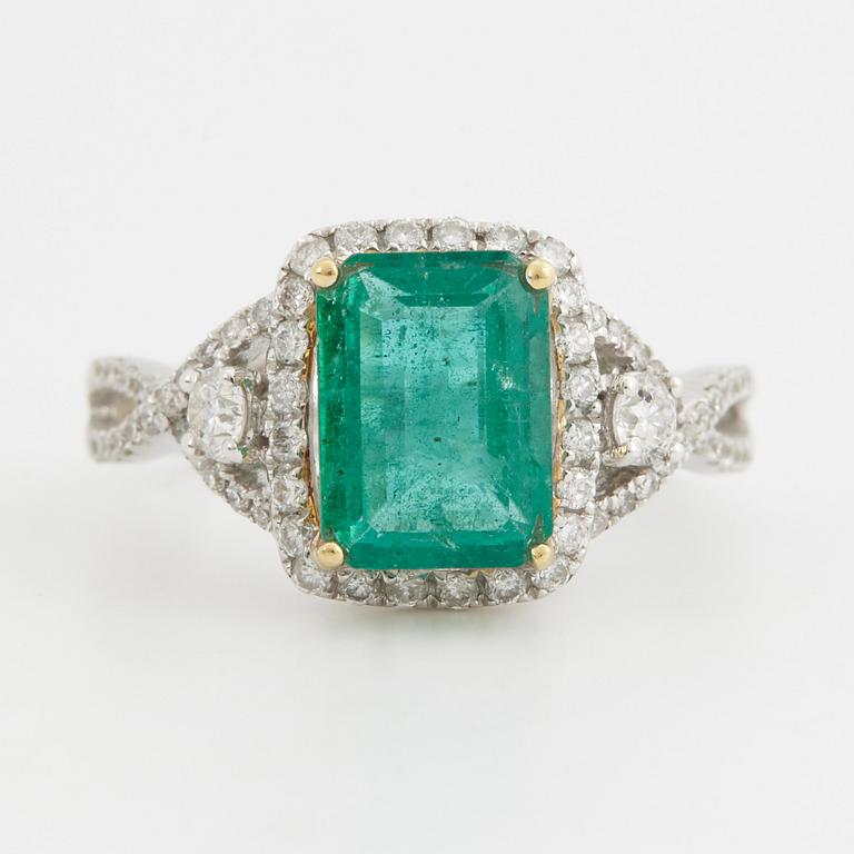 RING, med smaragd ca 2.20 ct samt briljantslipade diamanter ca 0.55 ct.