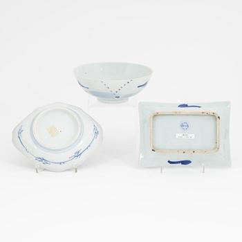 A Japanese porcelain bowl and two dishes, Edo period (1603-1868), 19th Century.