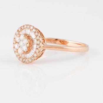 RING, 18K roséguld med baguette och briljantslipade diamanter ca 0.45 ct Vikt 2,1 gram.