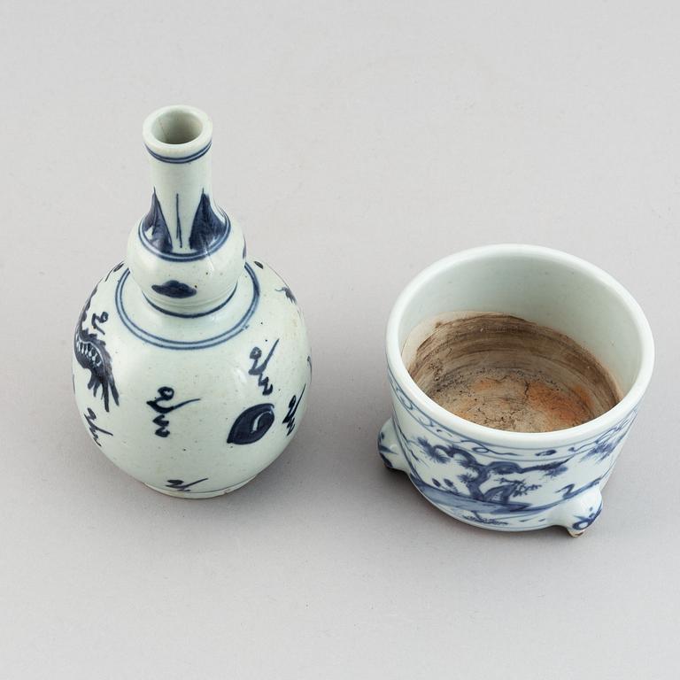 A blue and white censer, vase and two dinner plates, China, 18th/20th Century.