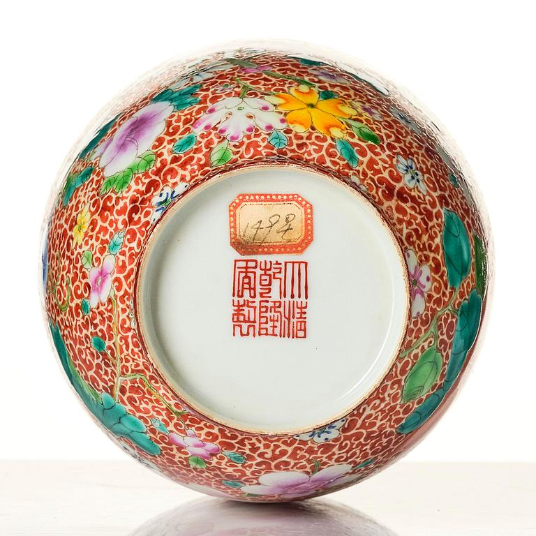 A Chinese vase, 20th century.