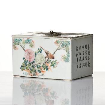 A Chinese porcelain box with cover, 20th century.