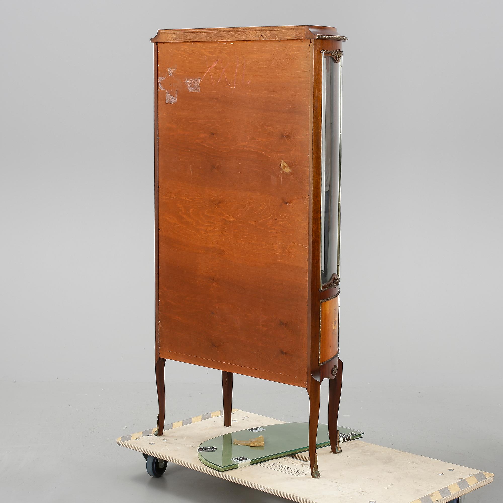 VITRINSKÅP, Louis XV-stil, 1900-tal.