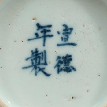 SKÅL, porslin. Sen Qing dynasti (1644-1912) med Xuandes fyra karaktärers märke.