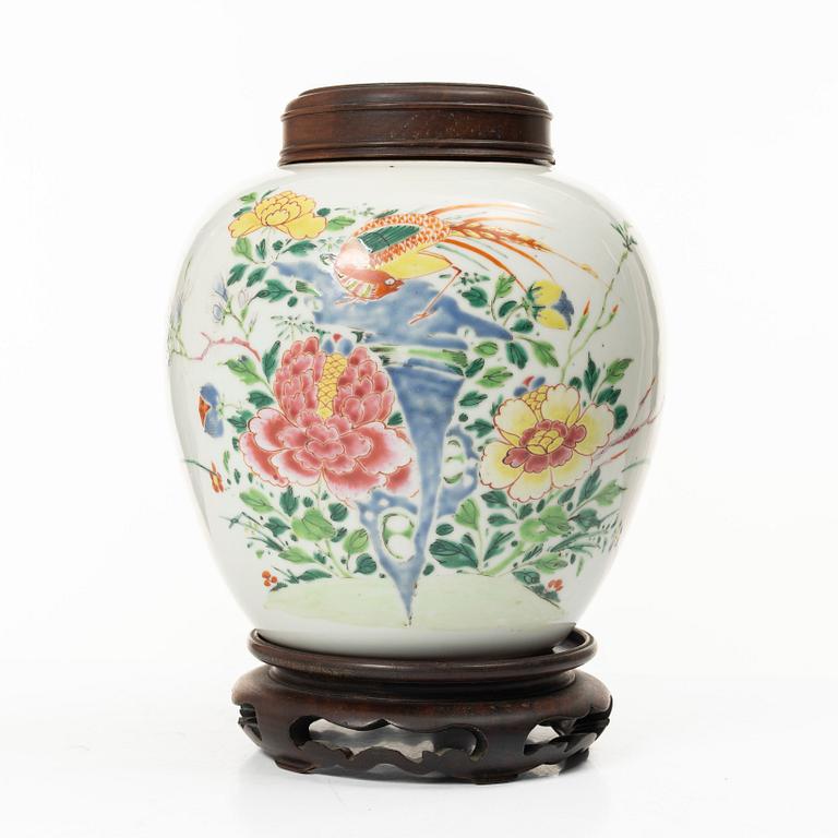 A porcelain pot with wooden cover and stand, China, Qing dynasty, 19th century.