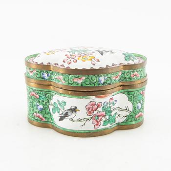 En samling vaser och skålar 11 dlr cloisonné och emalj-arbeten Kina 1900-tal.