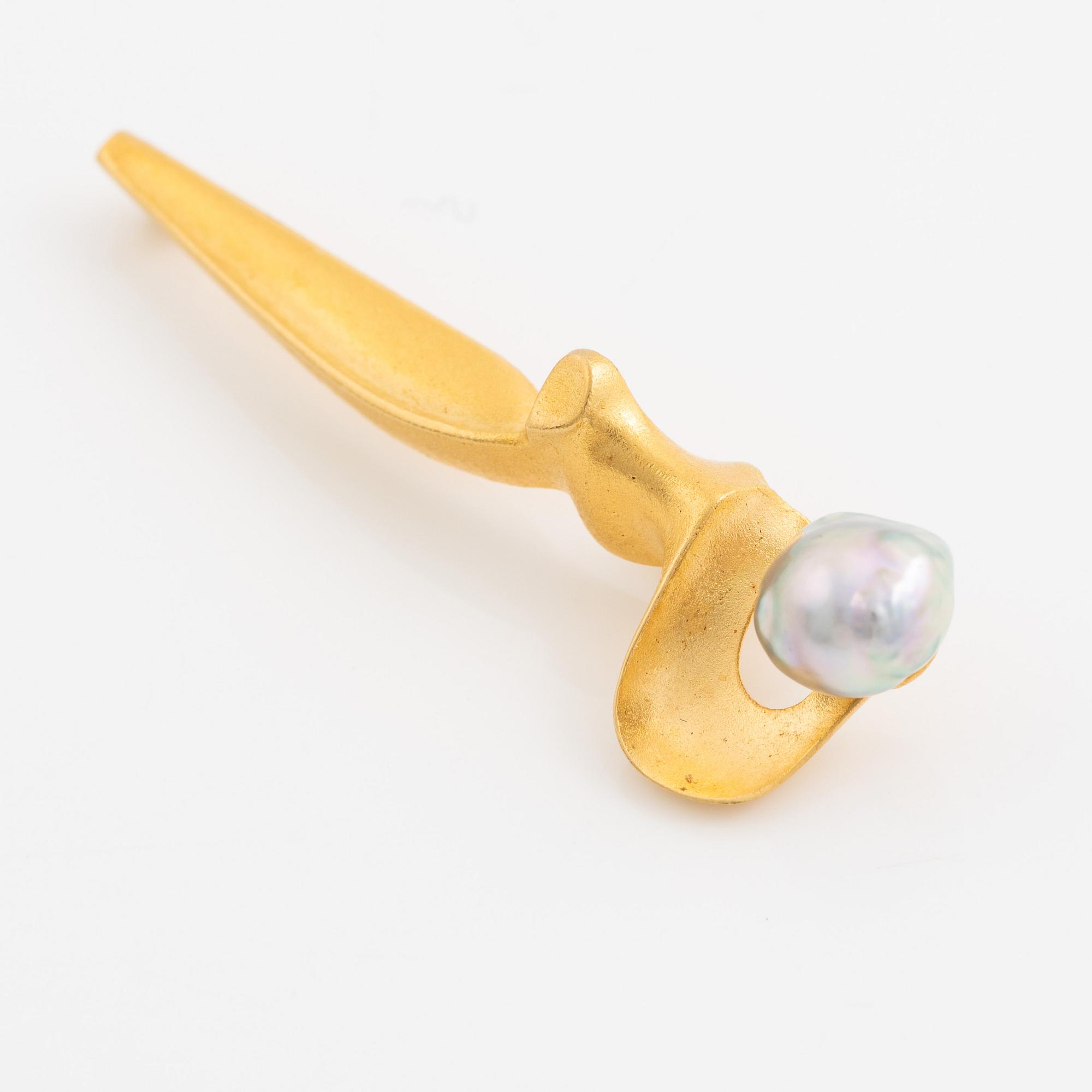 Björn Weckström, brosch, 18K guld med en odlad pärla, Finland 1979. För Lapponia.