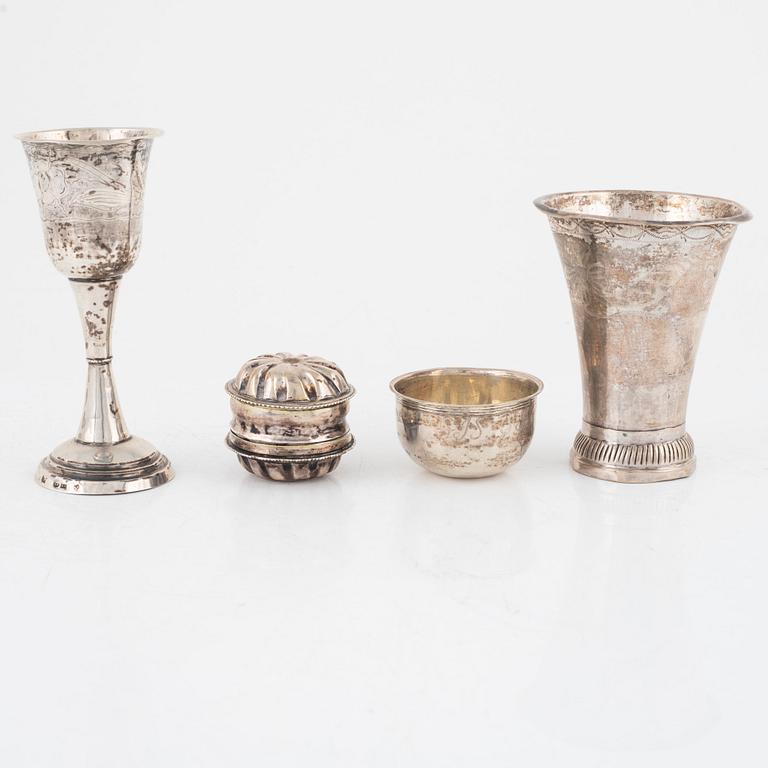 Kalk, tumlare, dosa samt bägare, silver, Sverige, 1700-talets andra hälft till 1832.