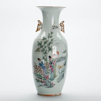 GOLVVAS, porslin, Kina, 1900-talets första hälft.