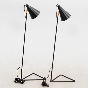 Floor lamps, a pair of modern manufacture.