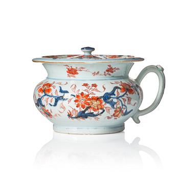 1208. An imari chamber pot with cover, Qing dynasty, Kangxi (1662-1722).