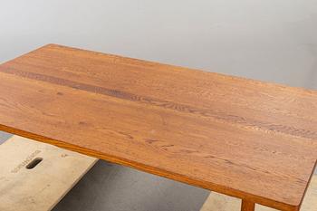 AN OAK COFFEE TABLE MID 20TH CENTURY.
