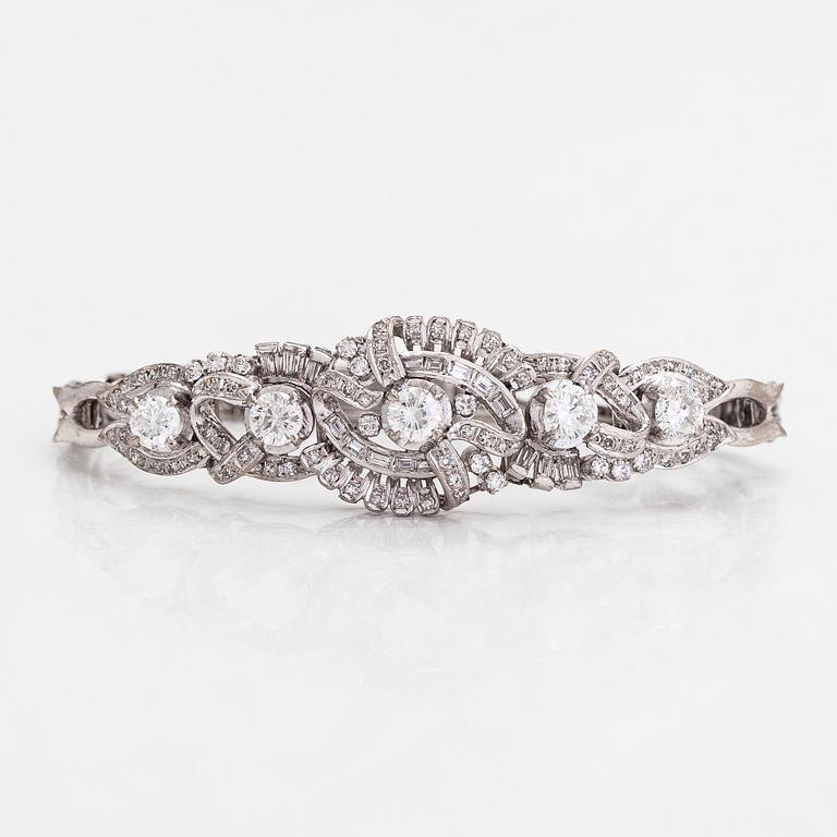 An 18K white gold bracelet with brilliant-, single- and baguette-cut diamonds.