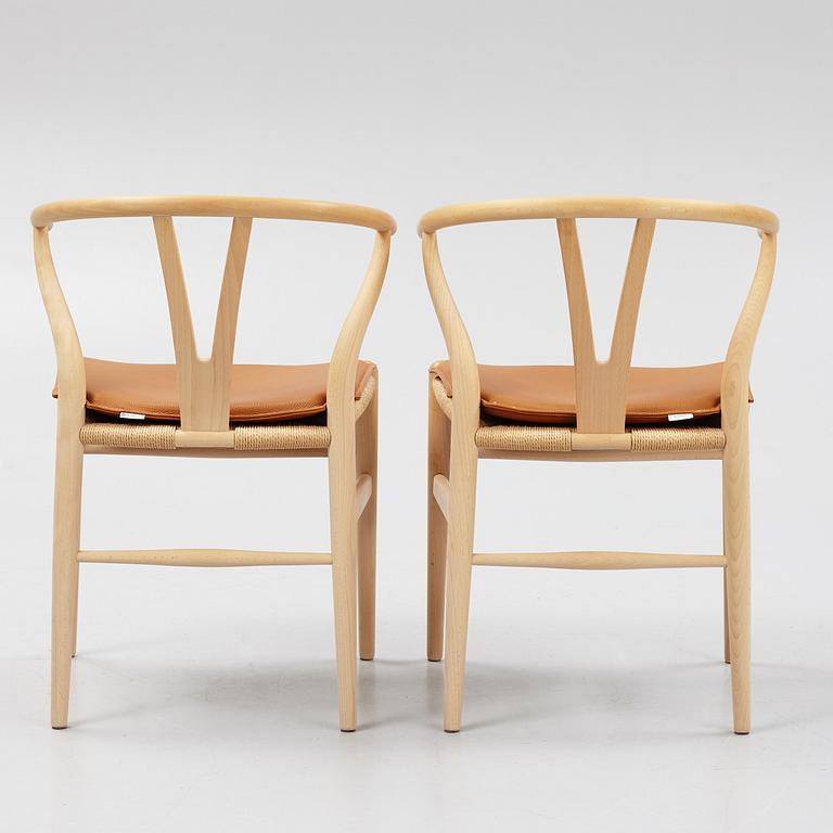 Hans J. Wegner, stolar, ett par, modell CH-24/ "Y-stolen", med dynor, Carl Hansen & Søn, Danmark, 2000-tal.