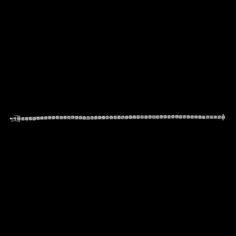 ARMBAND, 18k vitguld med ca 54 briljantslipade diamanter tot ca 5,67 ct. Vikt ca 12 gram.