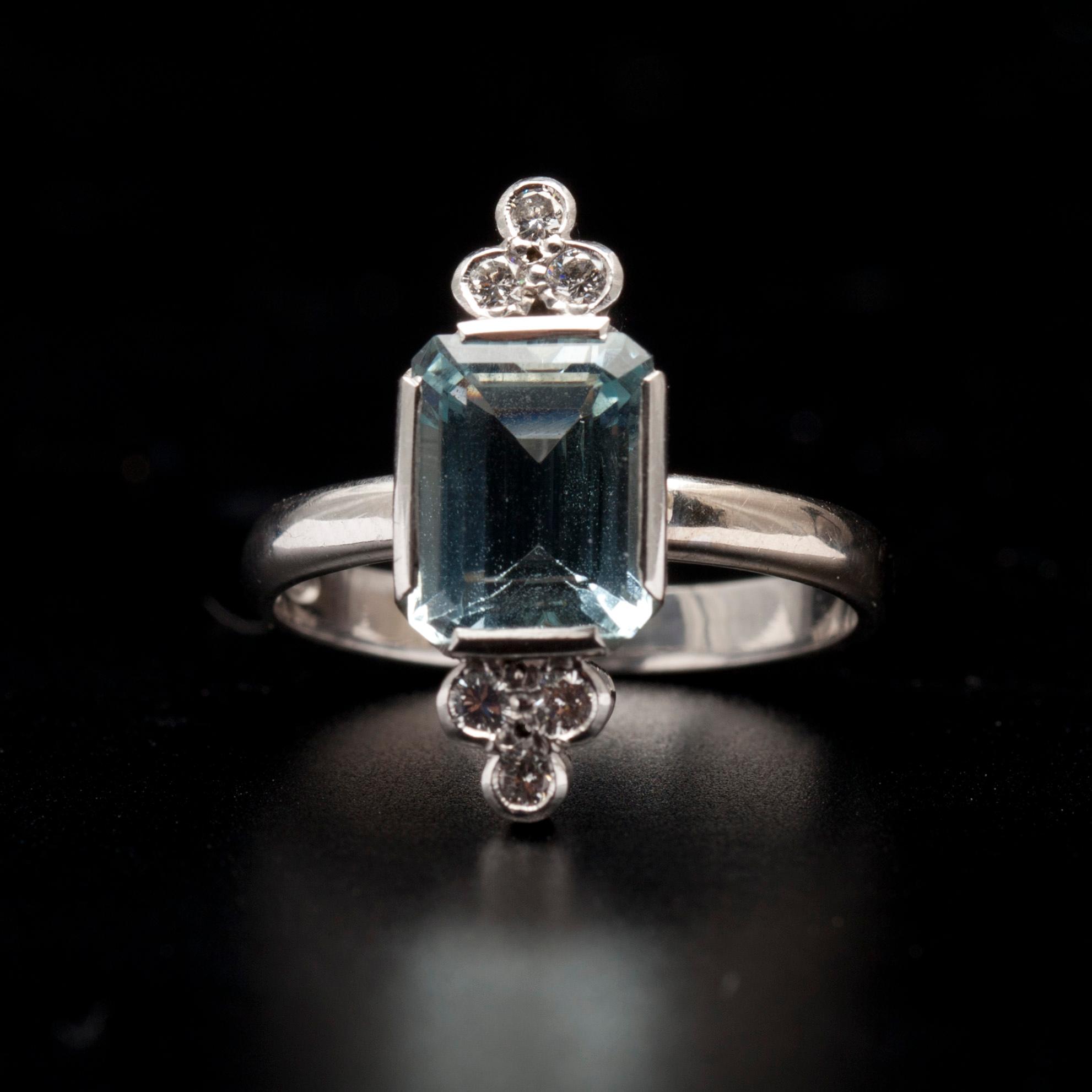RING, vitguld 14K, trappslipade akvamariner, 6 briljantslipade diamanter. Mauno Valkeinen, Helsingfors 2003.