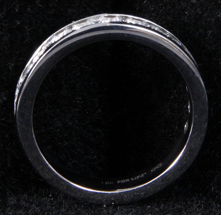 RING, halvalliansring. Vitguld samt briljant.