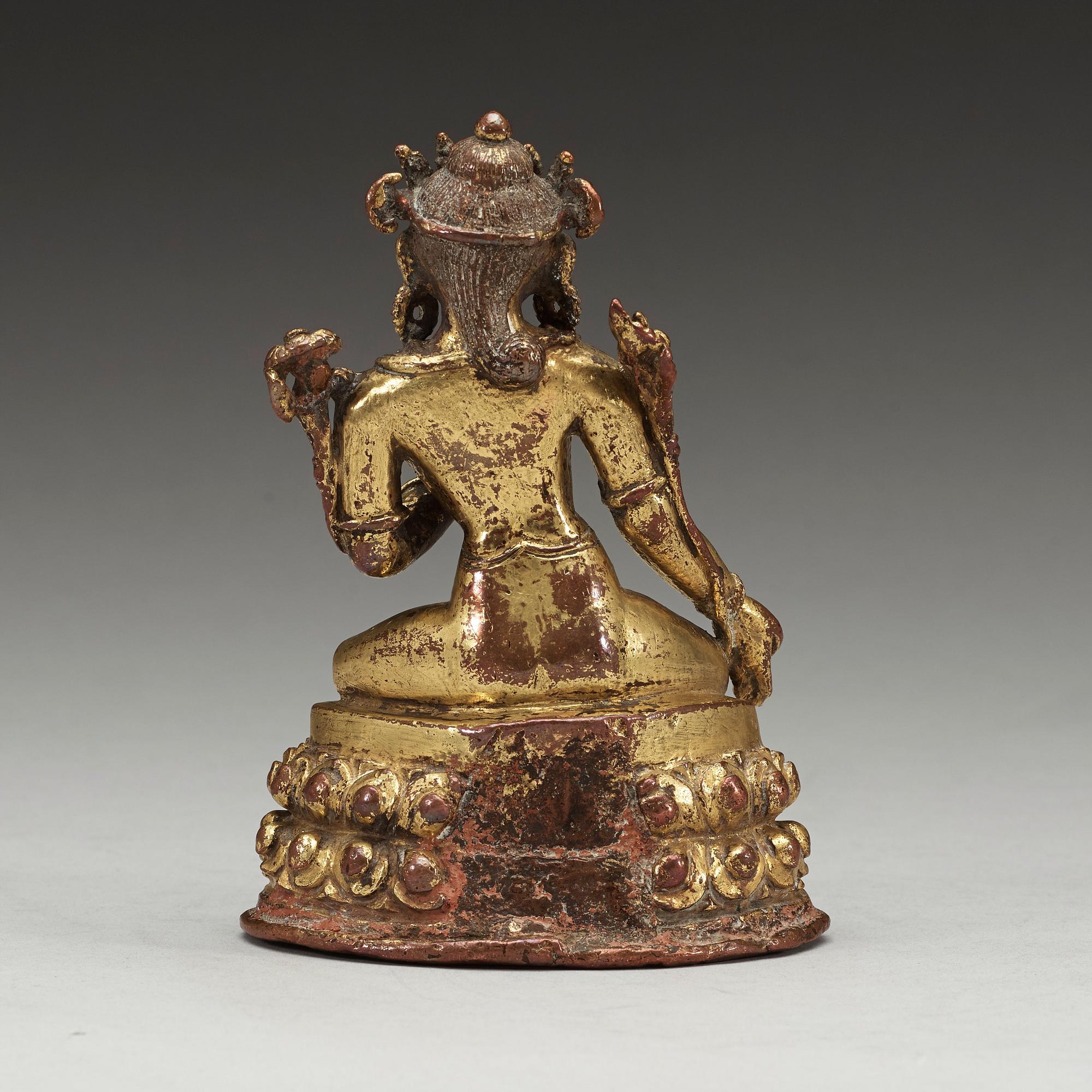 FIGURIN, förgylld kopparlegering och turkoser. Nepal/Tibet, 1500-tal eller äldre.