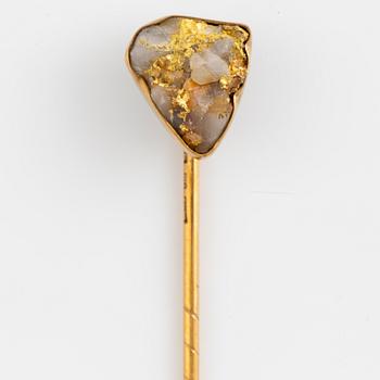 18K gold pin.