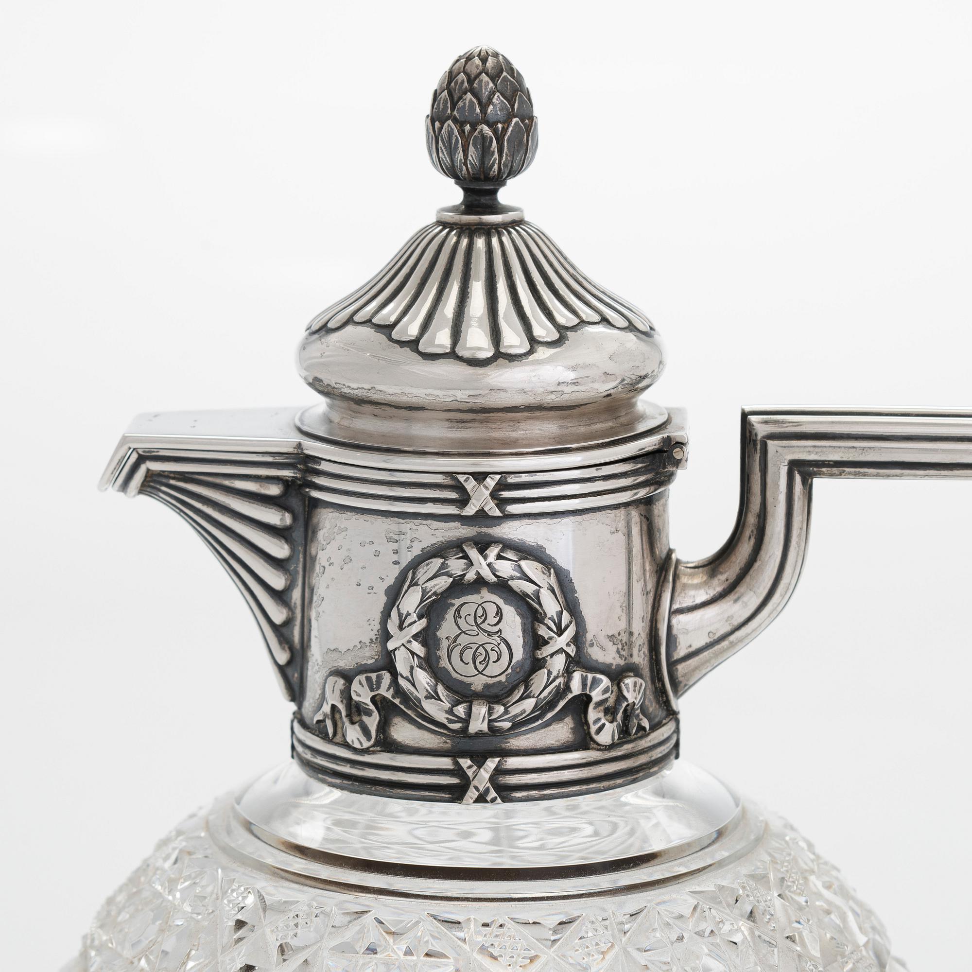 Fabergé, karaff, silver och slipat glas, Moskva 1908-1917. Kejserligt hovleverantörsmärke och inventarienummer.