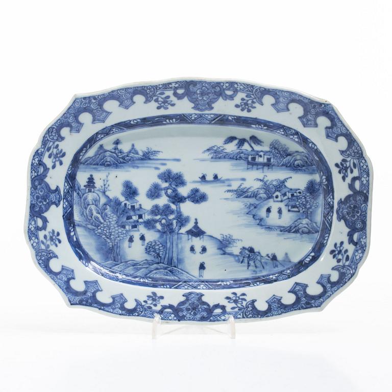 Stekfat, porslin, Kina, Qingdynastin, Qianlong 1736-95.