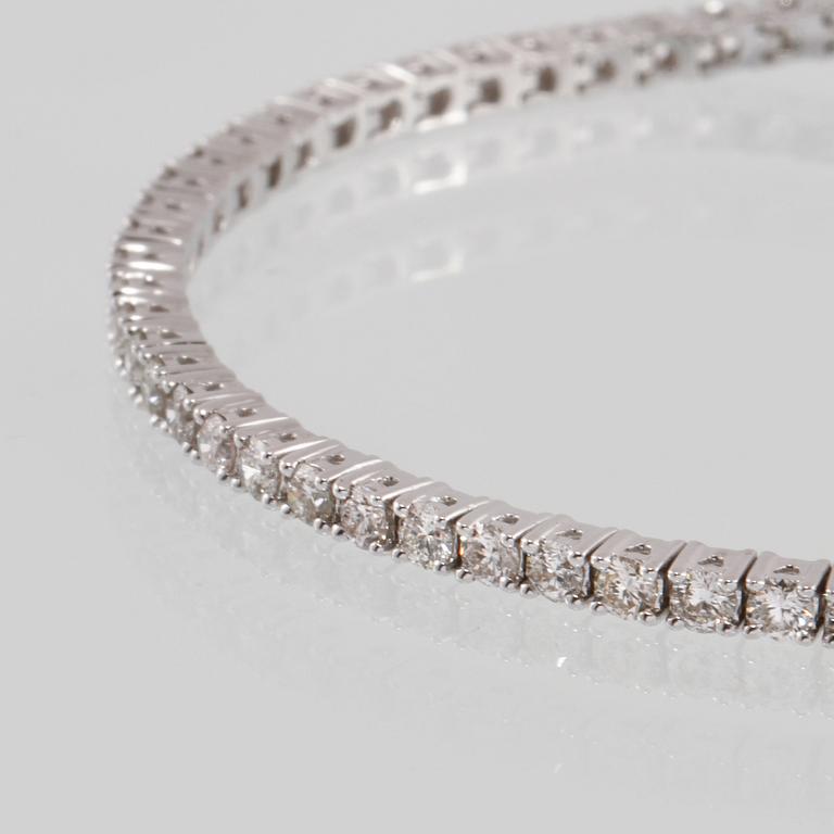 ARMBAND, 18K vitguld med 72 briljantslipade diamanter, totalt ca 3.01 ct. Vikt 10 g.