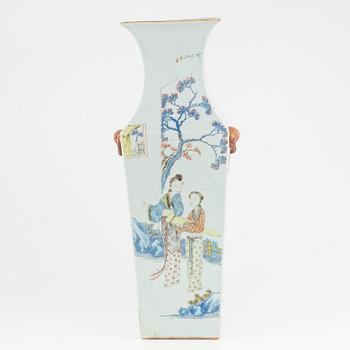 A Chinese porcelain vase, early 20th Century.